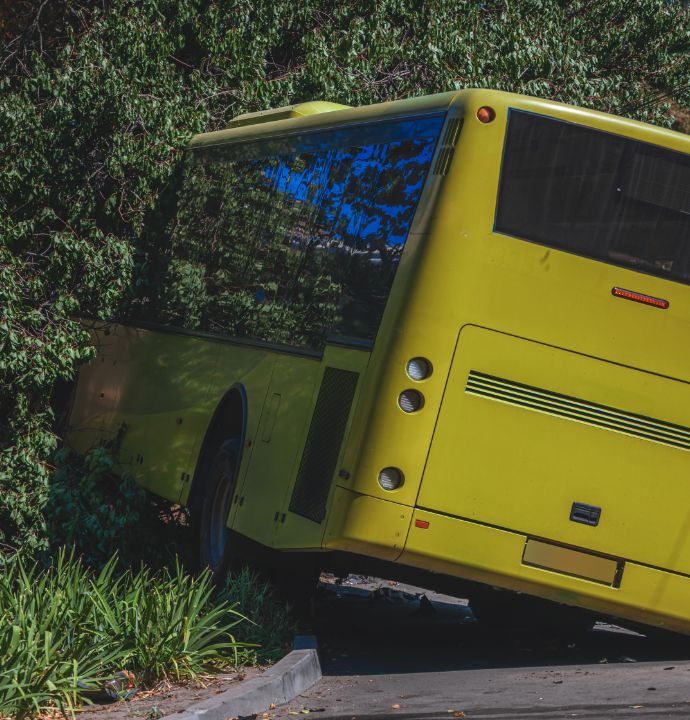 The bus flew off the road and crashed into a tree. Broken windshield Traffic accidents on the road.